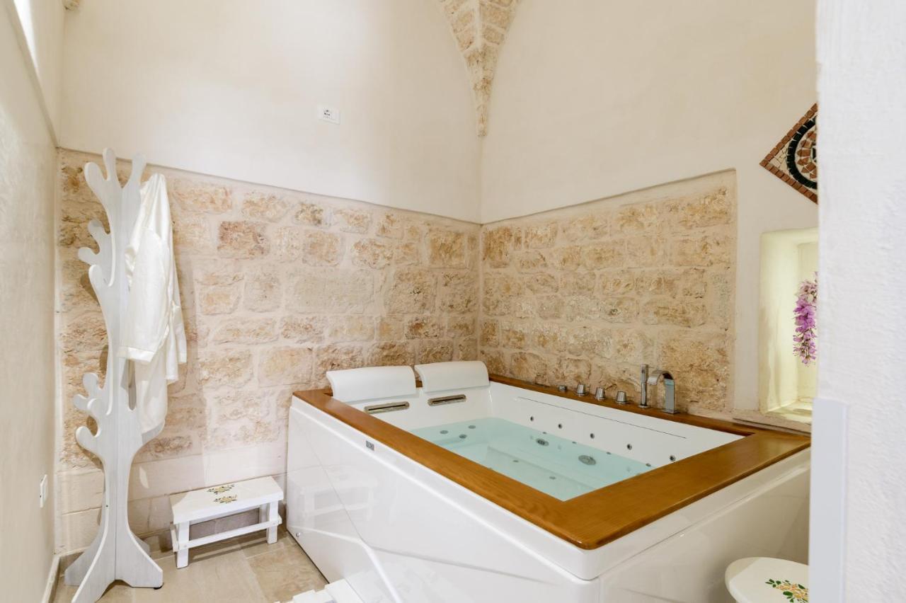 Stairway With Jacuzzi By Wonderful Italy Apartment Ostuni Ngoại thất bức ảnh